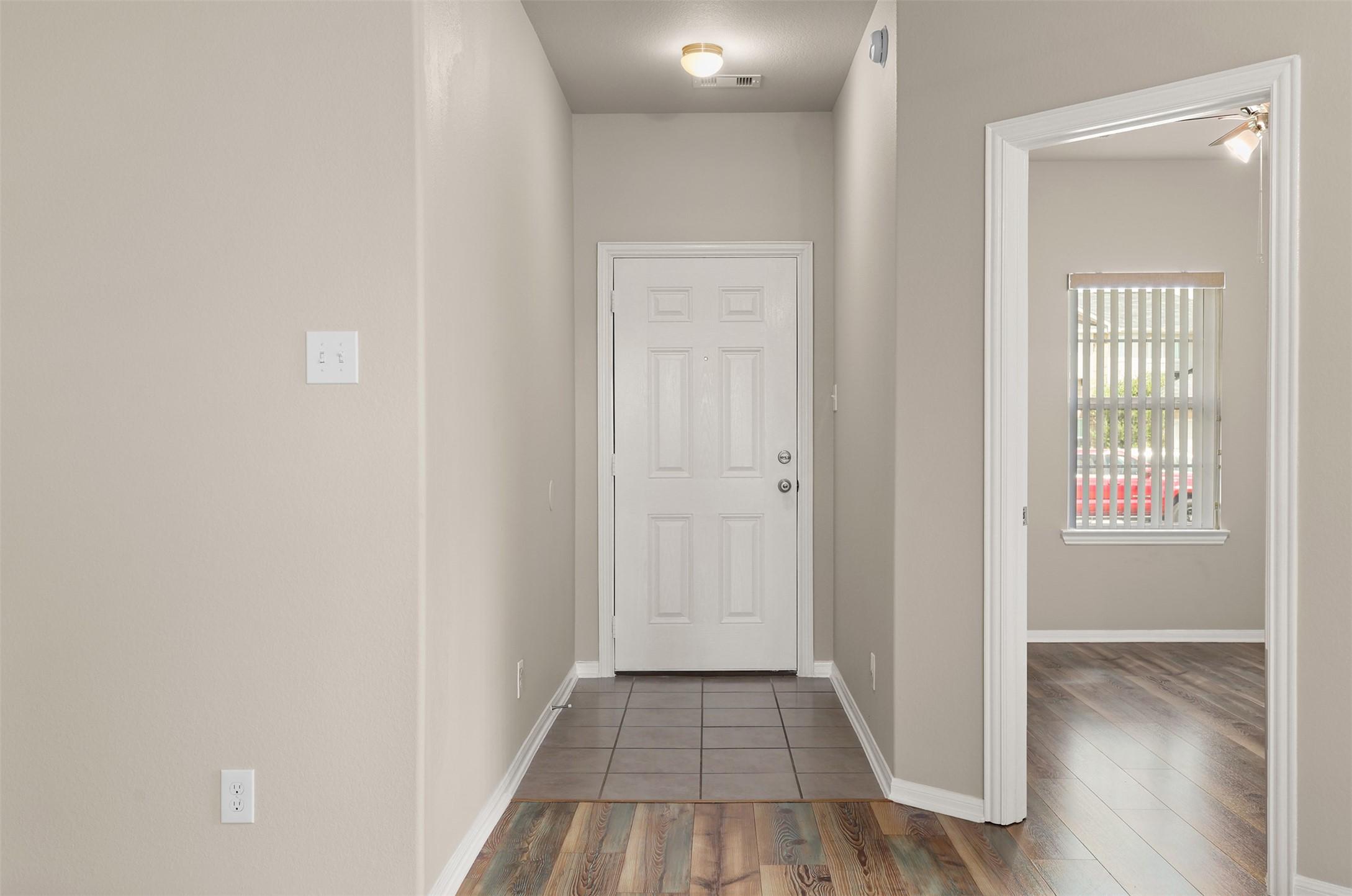 Image 4: Foyer