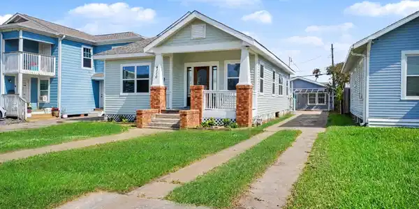 Image 2: Side view with view to back garage apartment.
