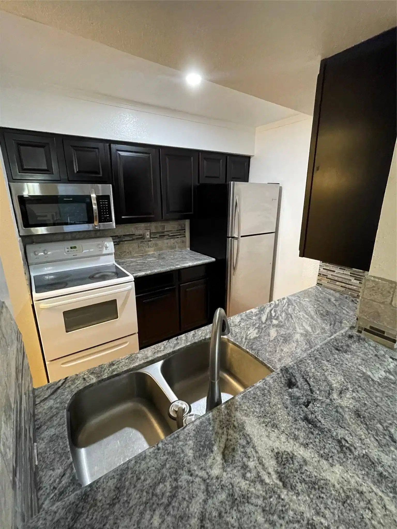 Image 1: Kitchen-Breakfast Bar