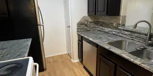 Image 4: Kitchen