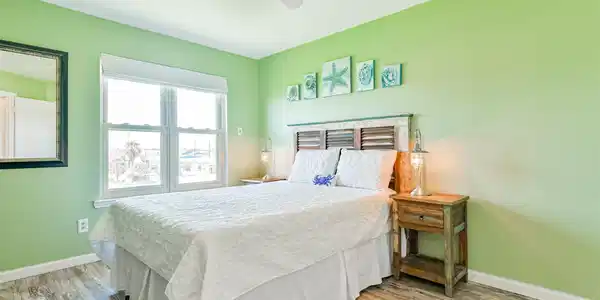 Image 4: the bedroom with views of the beach