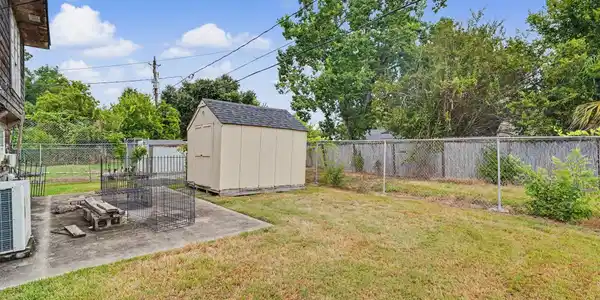 Image 4: Side yard