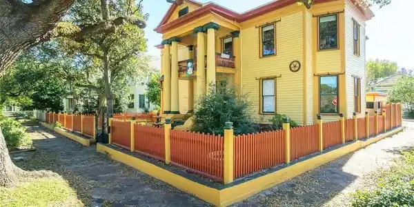 2927 Bernardo De Galvez Avenue