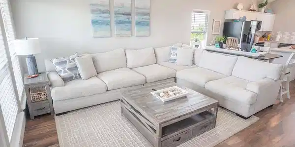 Image 4: Spacious Livingroom