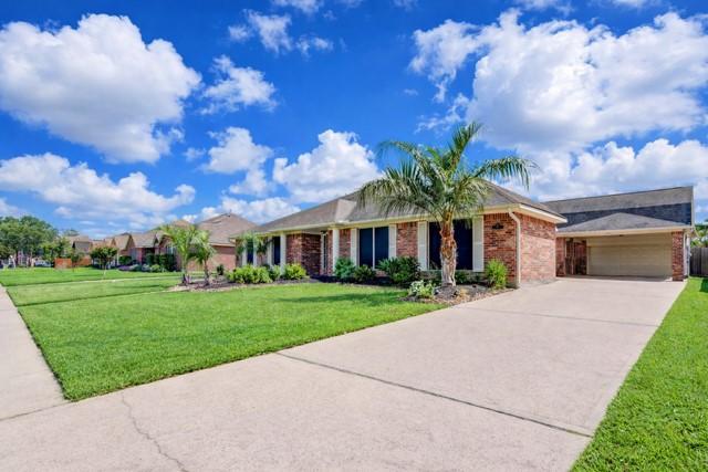 Image 2: Coastal breezes and great neighbors abound in this