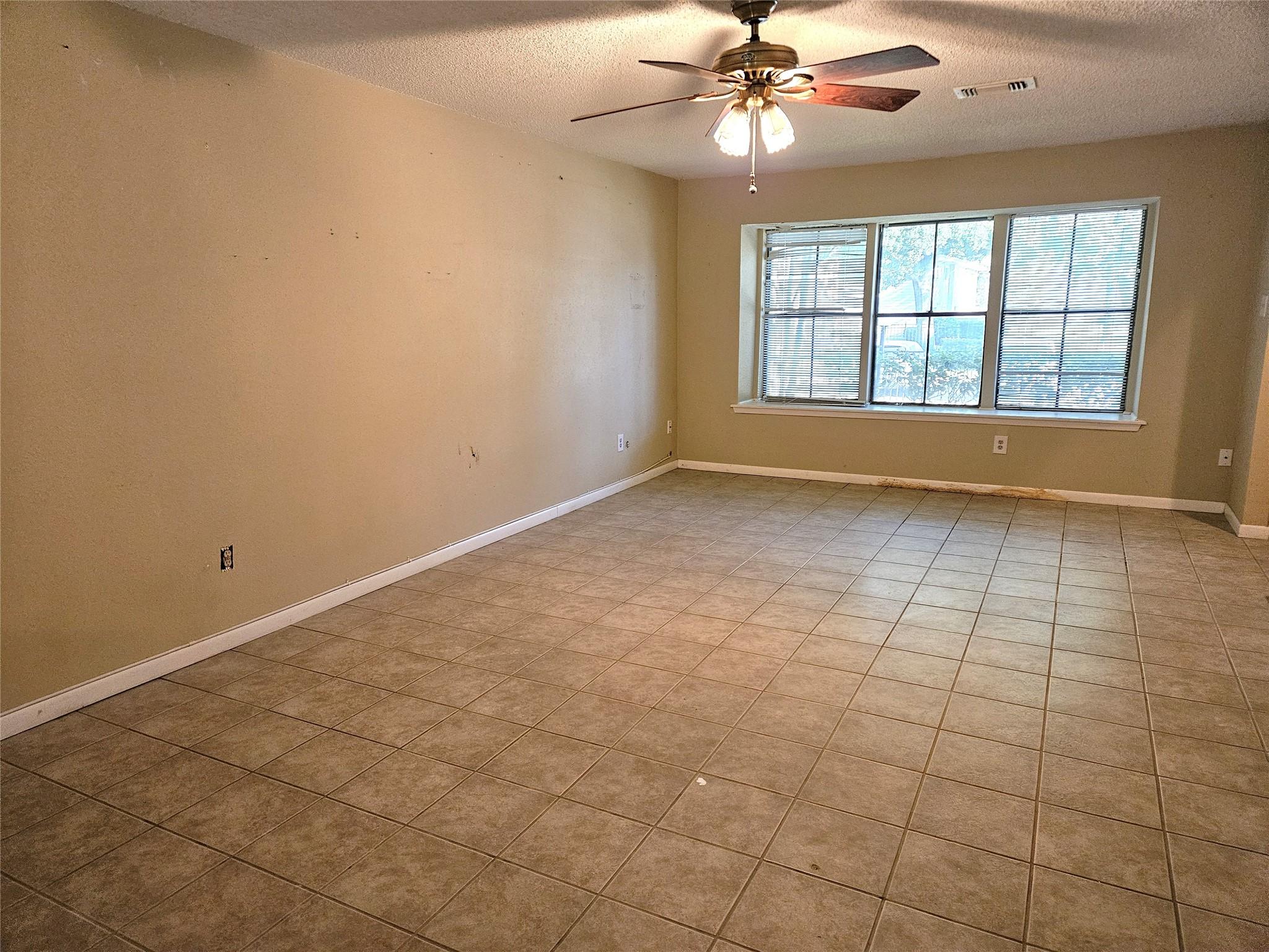Image 4: Living Room