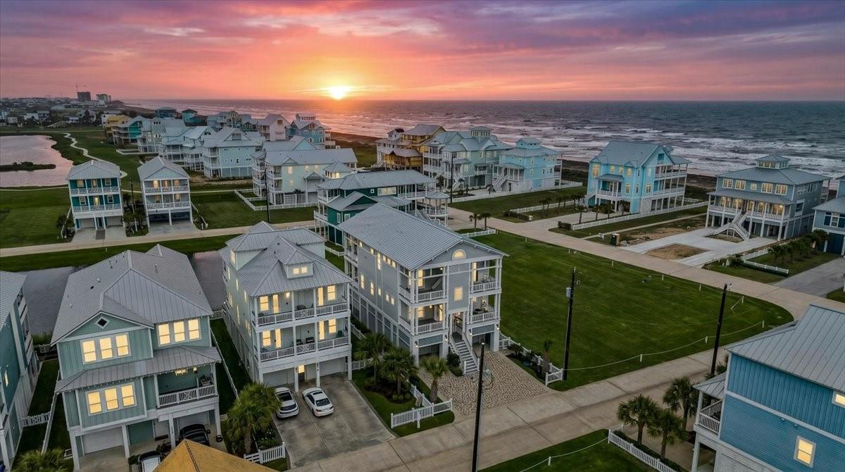 Image 2: Spectacular grand home near the beach with  3,851