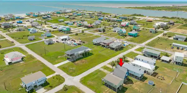 Image 3: Short walking distance to the water!