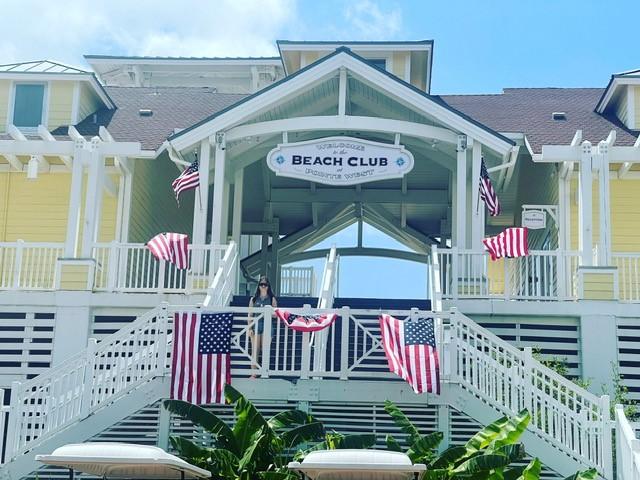 Image 3: beach club