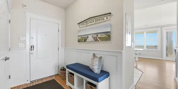 Image 4: Thoughtful built-in storage and a convenient drop