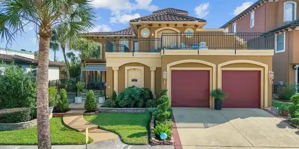 Image 2: Gated estate with private bay access