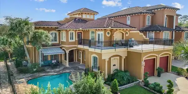 Image 4: Resort style pool