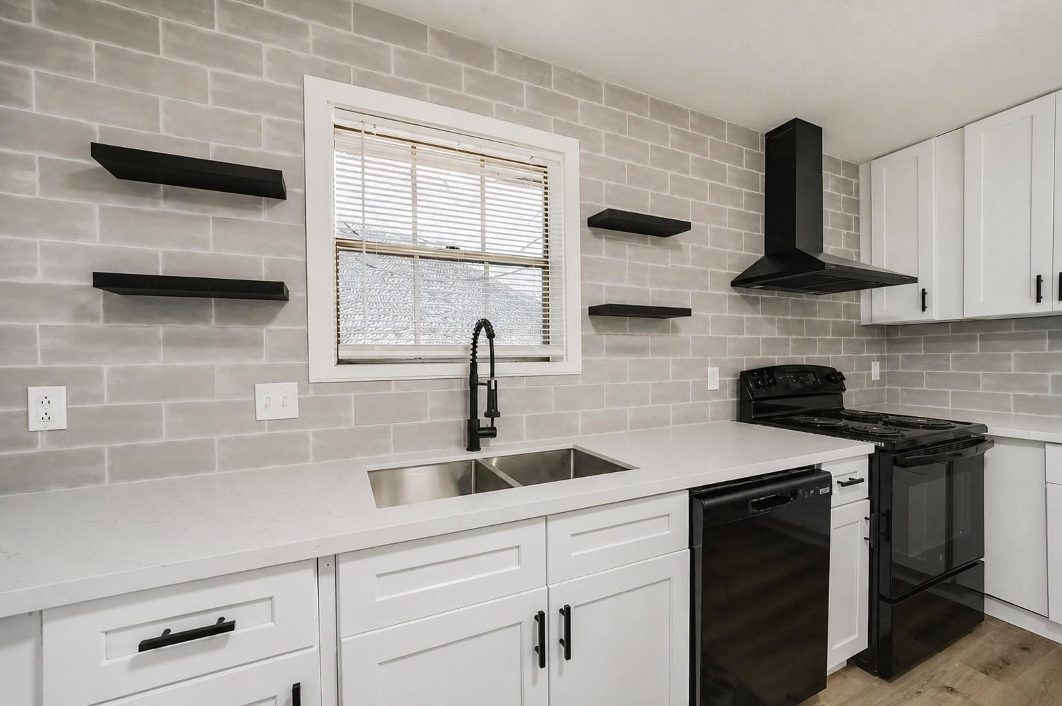 Image 4: plenty of shelving and counter space in the Kitche