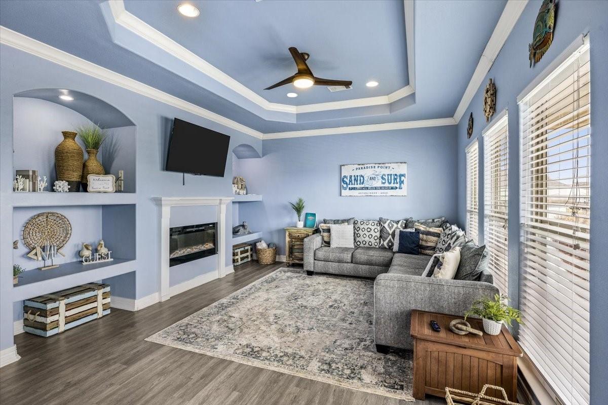 Image 4: Living room has ample room for loungin
