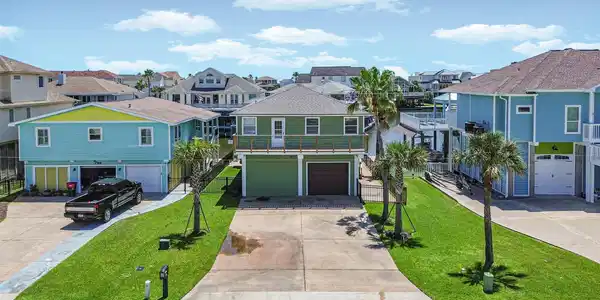 Image 2: This exceptional waterfront residence combines ele