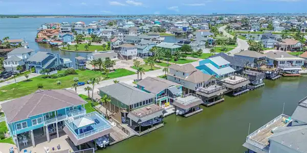 Image 4: Surrounded by sparkling waterways and upscale wate