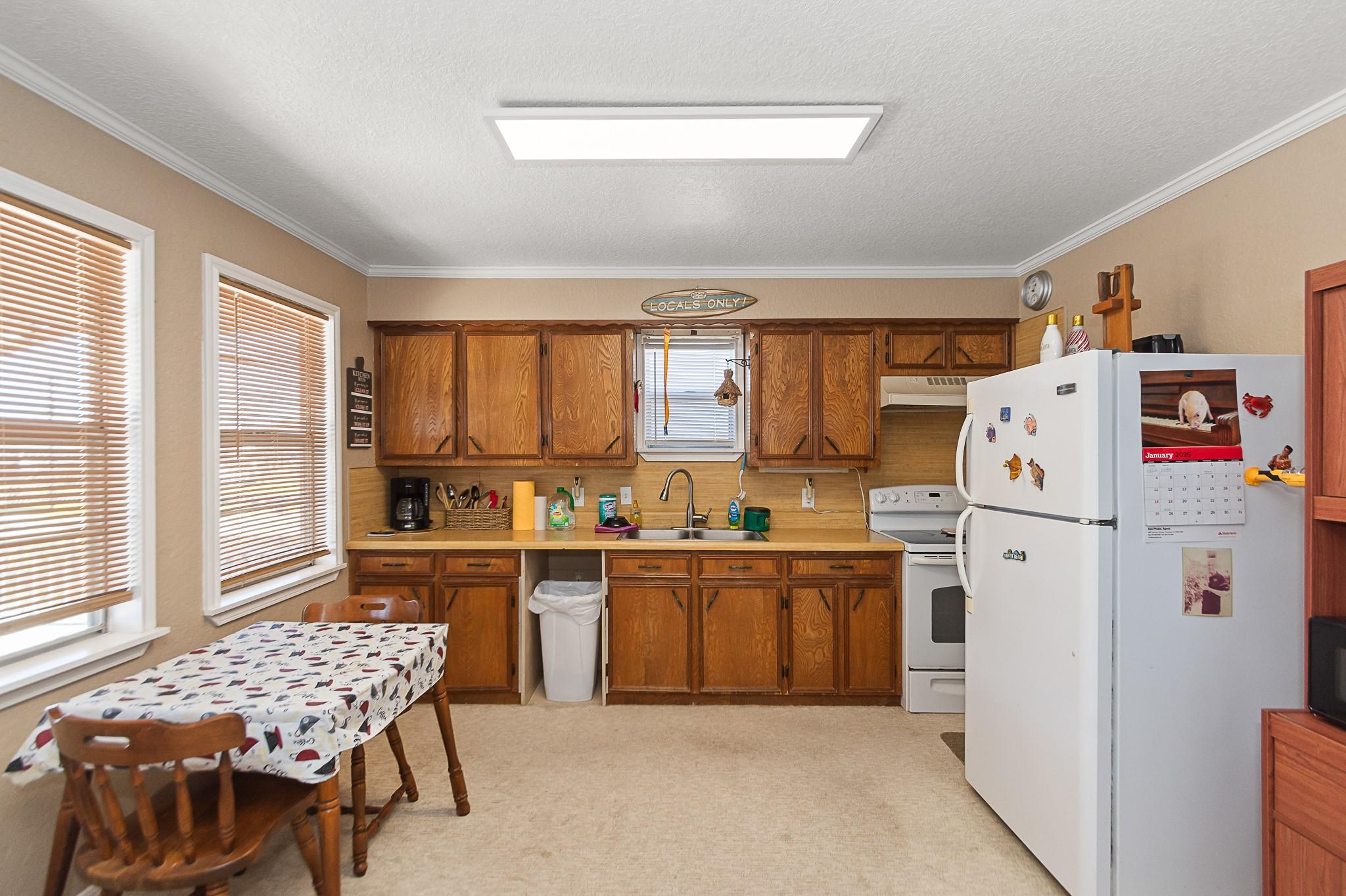 Image 4: Kitchen and all appliances stay.