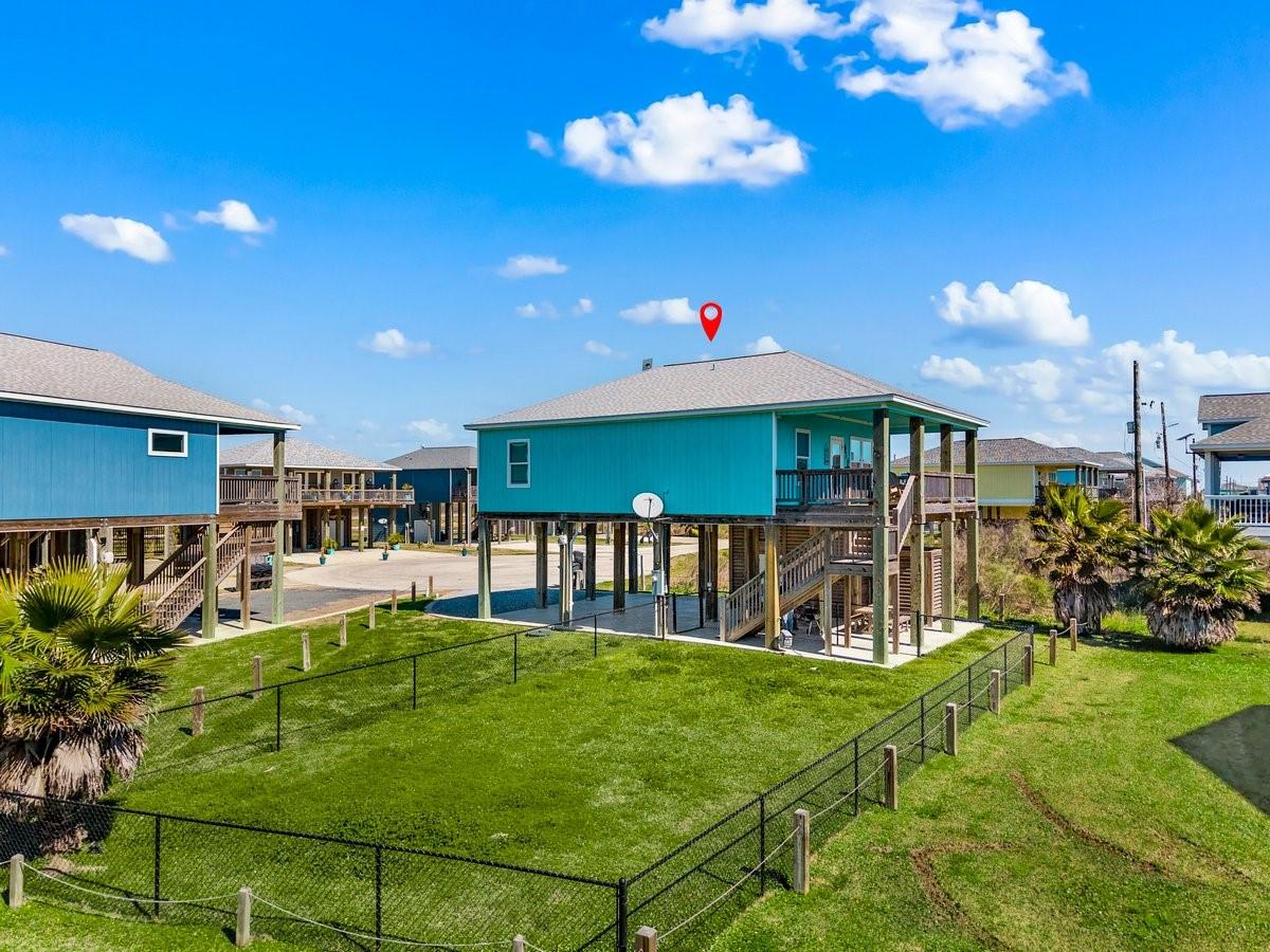 Image 2: Fenced side yard