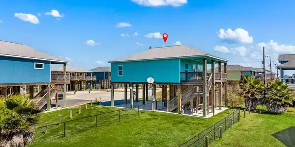 Image 2: Fenced side yard