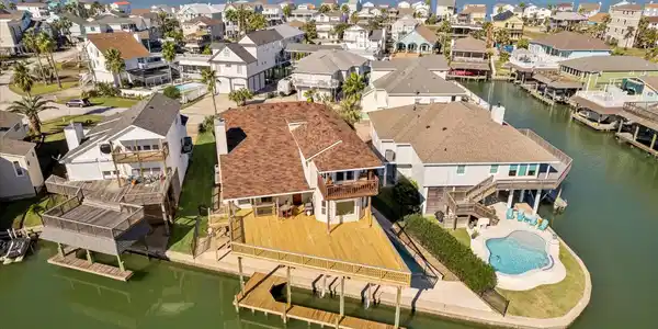 Image 2: 89 Feet of Canal Waterfront with large upper enter