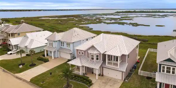 Image 4: Stunning water views, modern design and spacious l