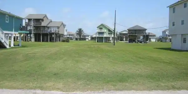 Image 3: THE LOT BOUNDARIES ARE CLEARLY STAKED.