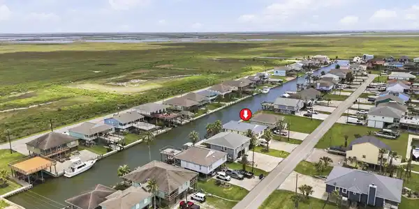 Image 2: Aerial canal corridor &mdash; direct canal-front positio