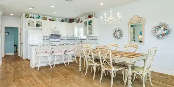 Image 2: Dining Room Seating Area &ndash; Inviting seating arrang