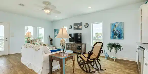Image 4: Living Area &ndash; Bright, open living space with coast