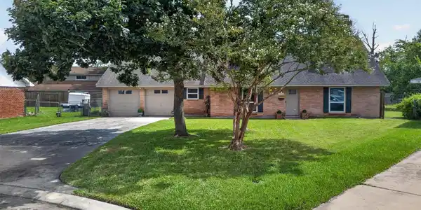 Image 2: Mature Trees On This Cul De Sac Lot