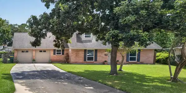 Image 3: Shaded And Welcoming Driveway
