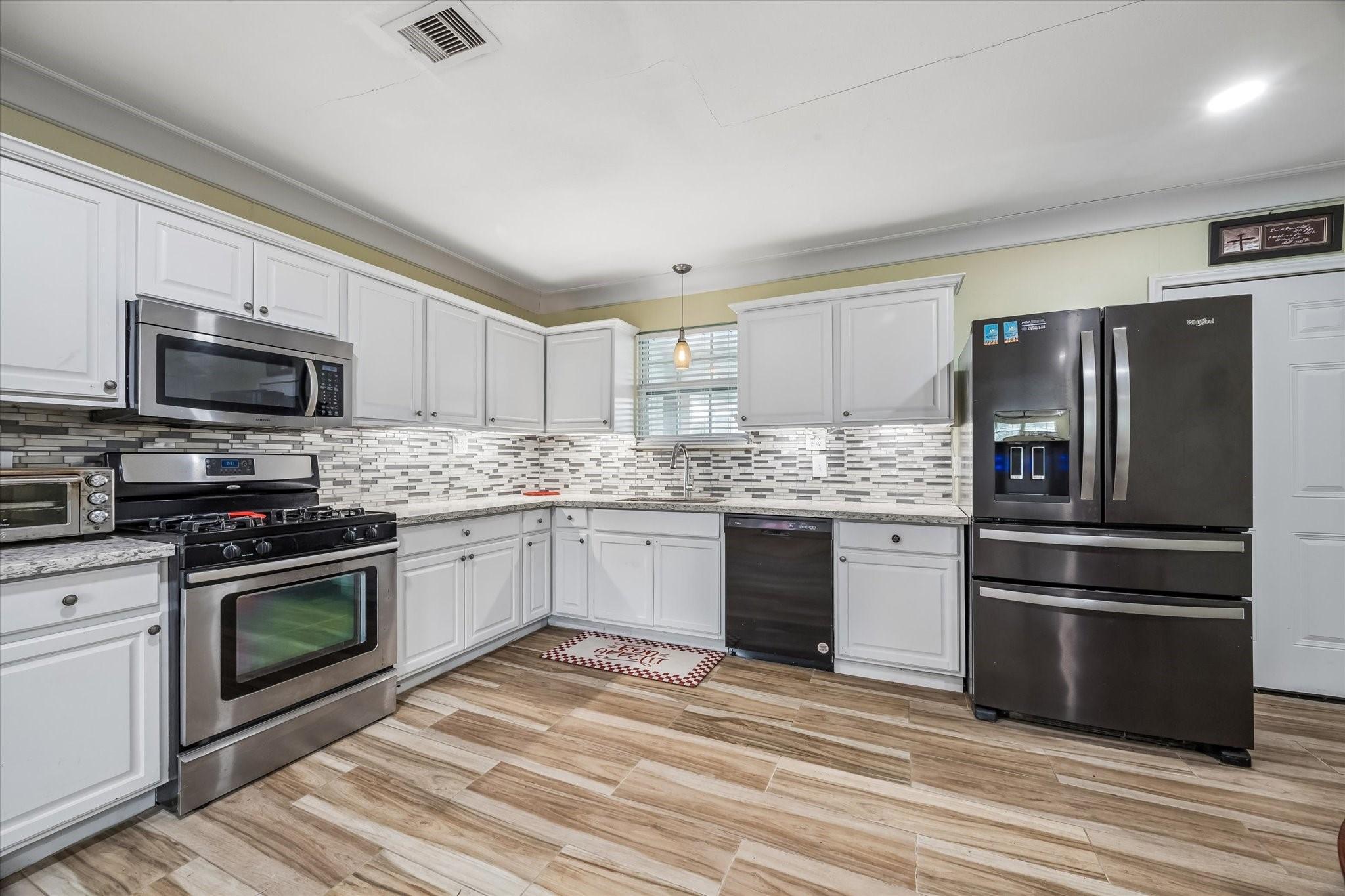 Image 3: Kitchen