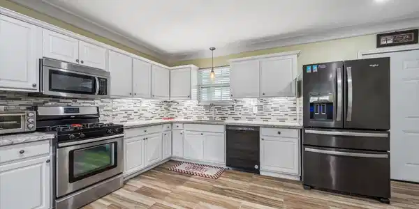 Image 3: Kitchen