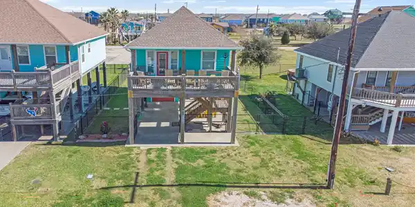 Image 3: Charming raised beach home with vibrant coastal ap