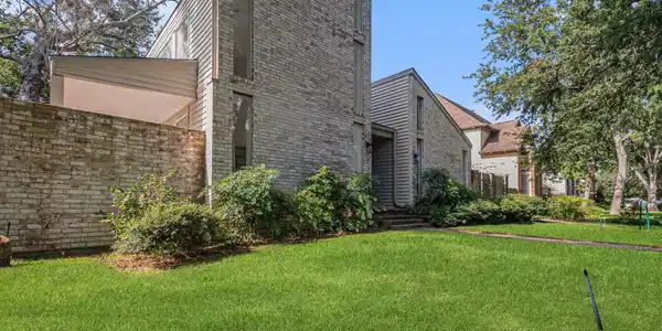 Image 4: Large Corner Lot