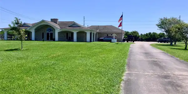 Image 2: Lots of parking for the whole family