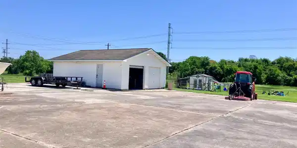 Image 3: Oversize two car garage