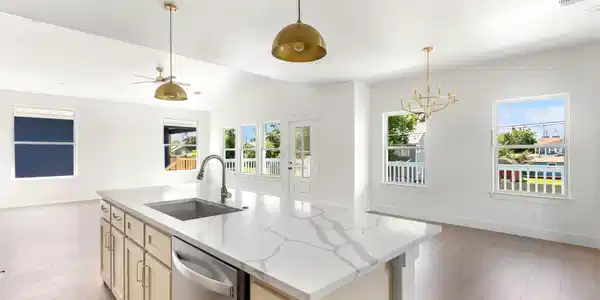 Image 3: Experience the style and functionality in this bri
