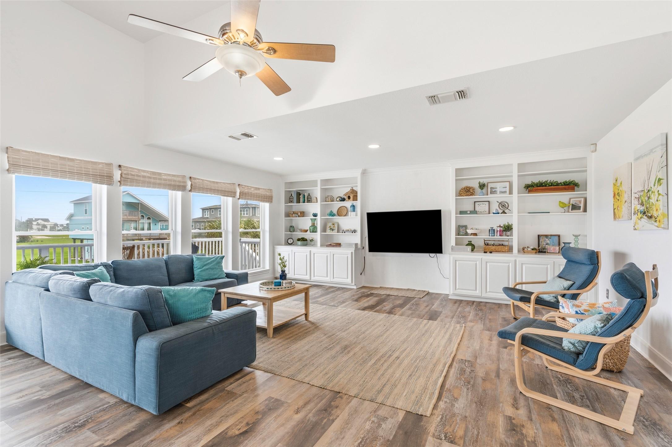 Image 3: Bright, spacious living room with oversized &nbsp;windo