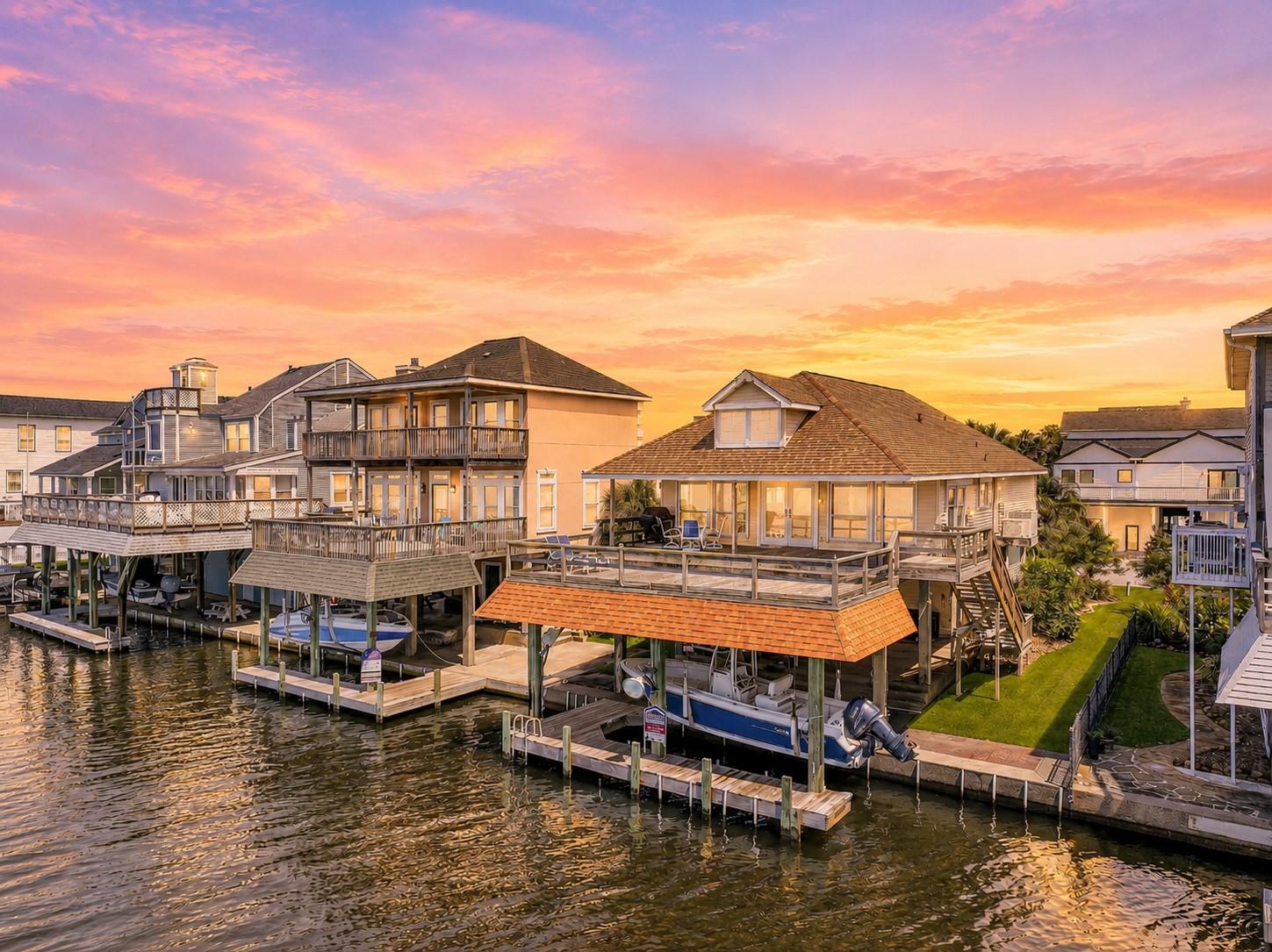 Image 2: Perfectly positioned along the bay, this waterfron