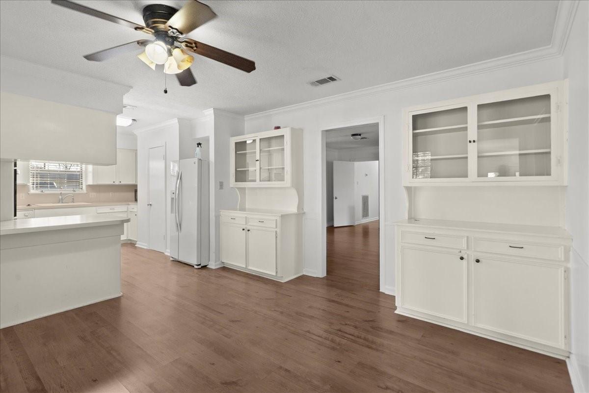 Image 4: Lots of built ins for ample storage.