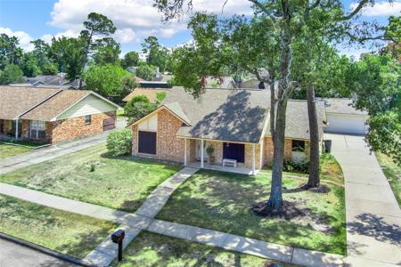 935 Hackberry Street