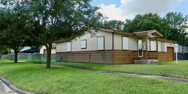 Image 2: Great location on large corner lot!!
