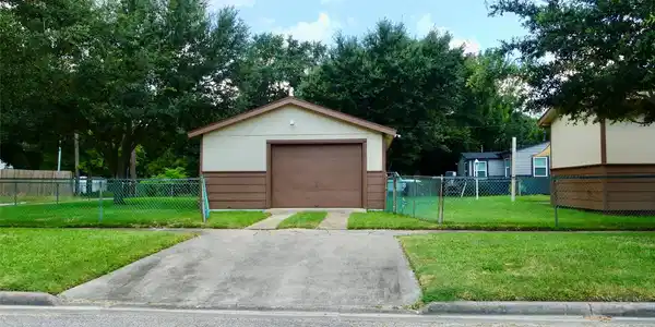 Image 3: Detached garage with additional driveway