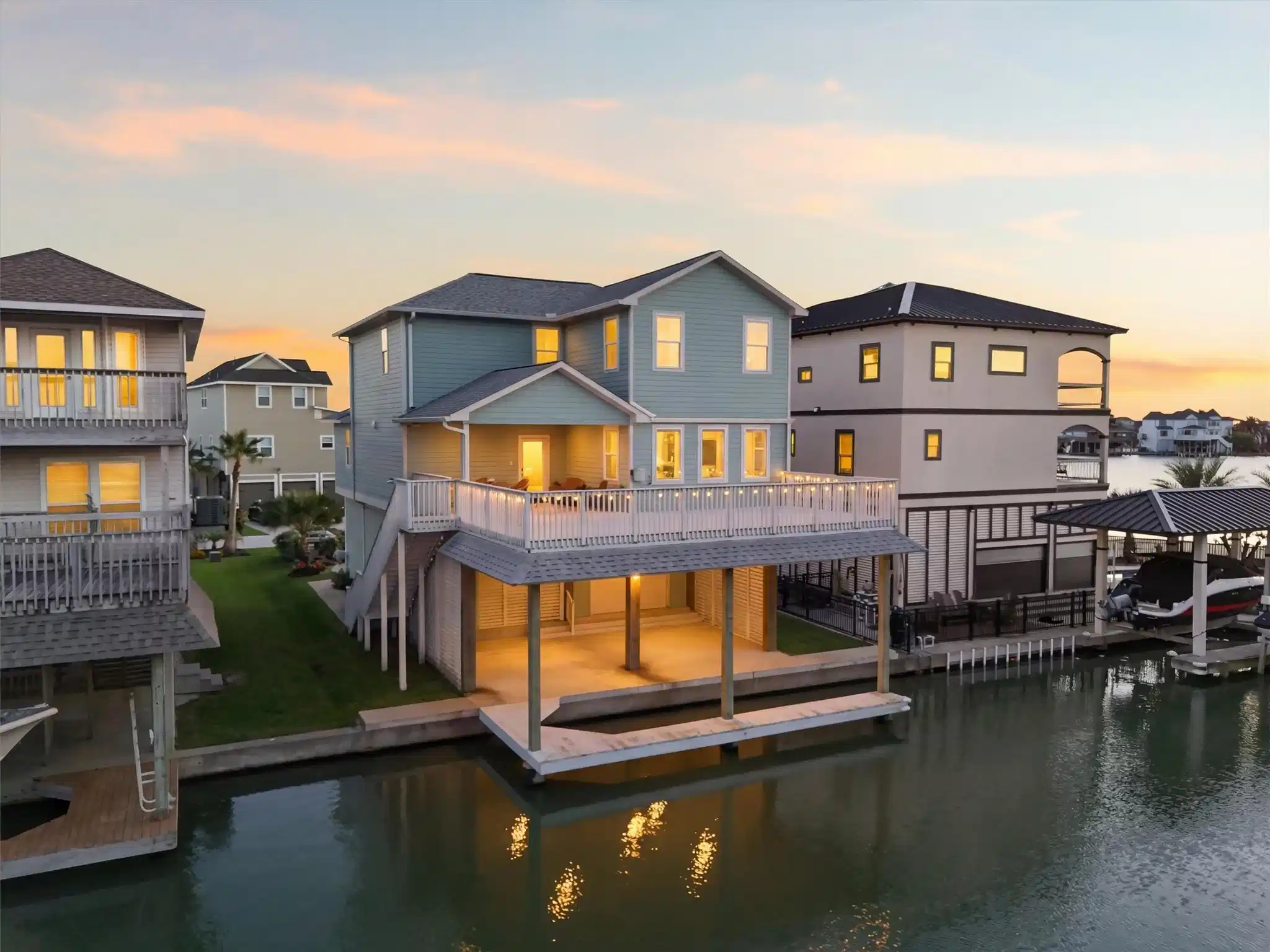 Image 1: Beautifully designed for life on
the water, the r
