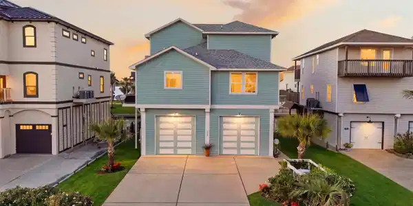 Image 3: Coastal charm shines from the
curb, where manicur