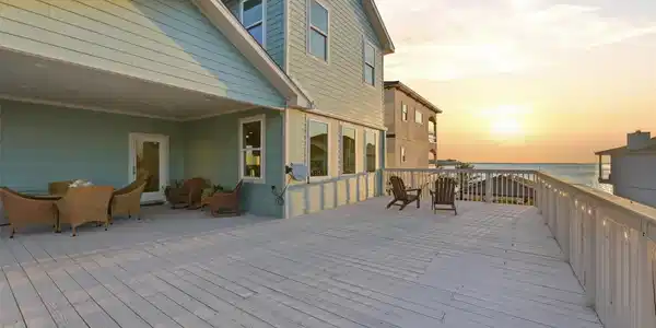 Image 4: The expansive main-level
balcony creates an incre