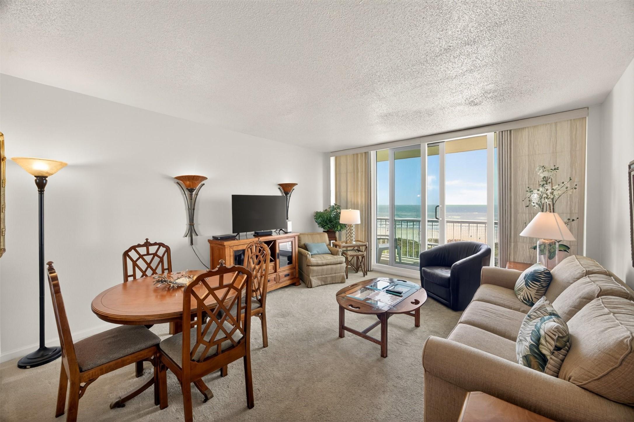 Image 3: Enjoy stunning Gulf views from the dining table or