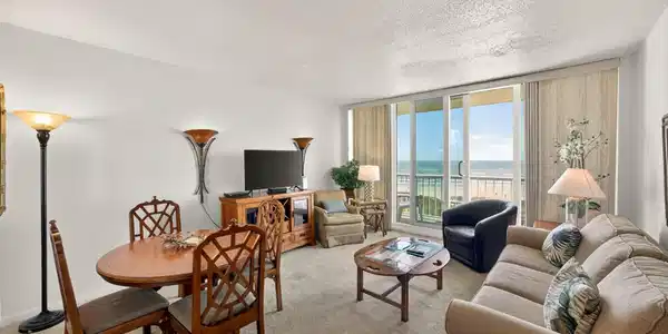 Image 3: Enjoy stunning Gulf views from the dining table or
