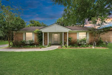 6122 Woodacres Drive